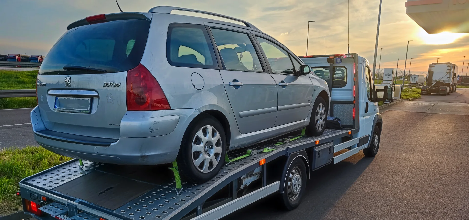 srebrne auto na lawecie